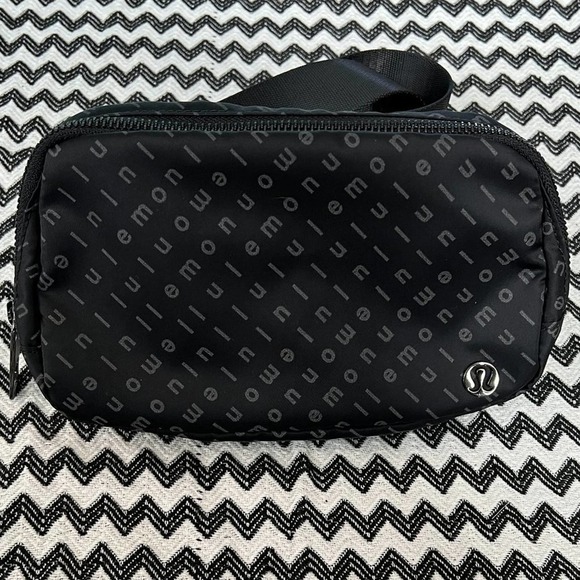 Mirrorify Reflective Black/Black lululemon Everywhere Belt Bag - Picture 2 of 13
